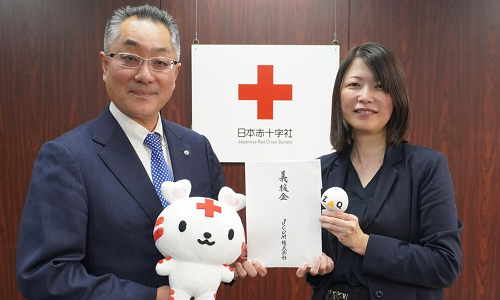 A partir da esquerda: Tatsuya Aizawa, Diretora de Promoção de Parcerias, Sociedade da Cruz Vermelha Japonesa, Atsuko Suzuki, Diretora do Escritório de Promoção de Gestão de Sustentabilidade J:COM